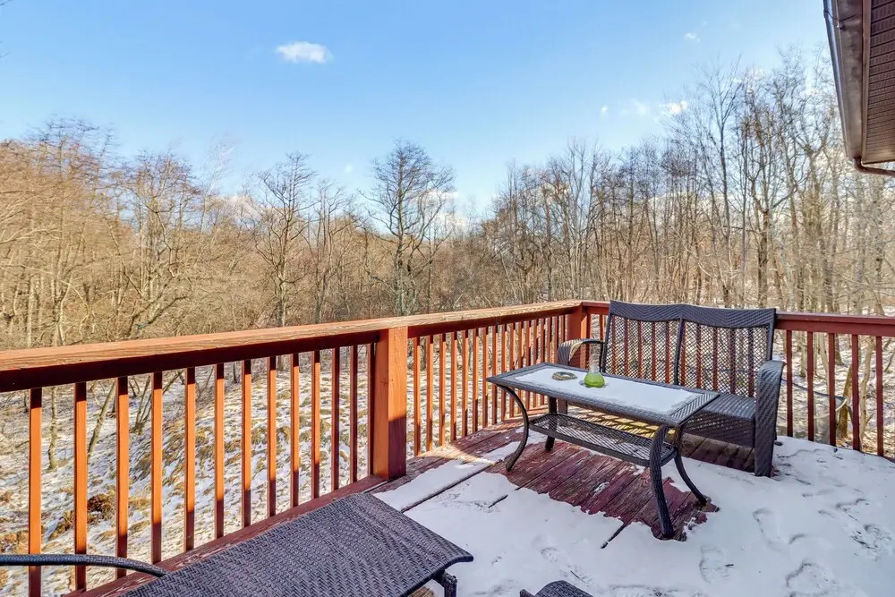 Private Spa, Fire Pit & Deck: Poconos Home!