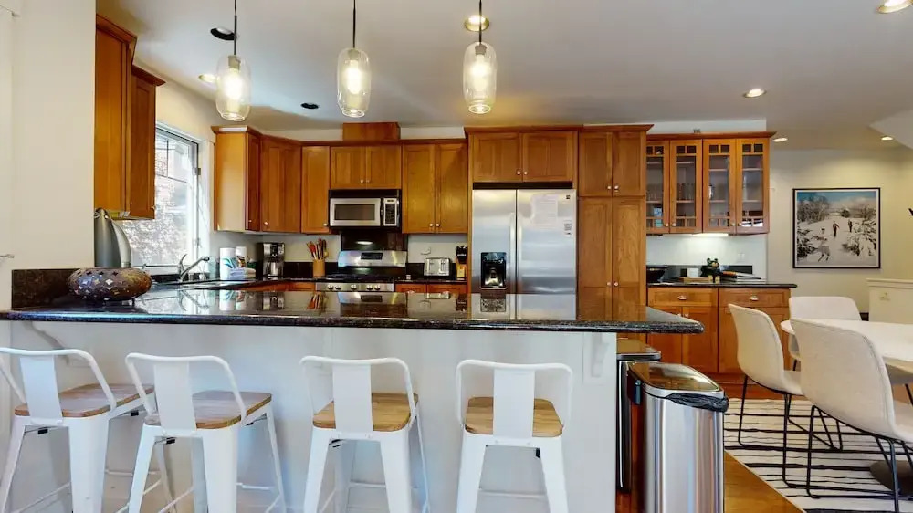 Grayfox 2 Pet-Friendly, 5-Star with Private Hot Tub, 2 Car Garage and Prime Location by RedAwning