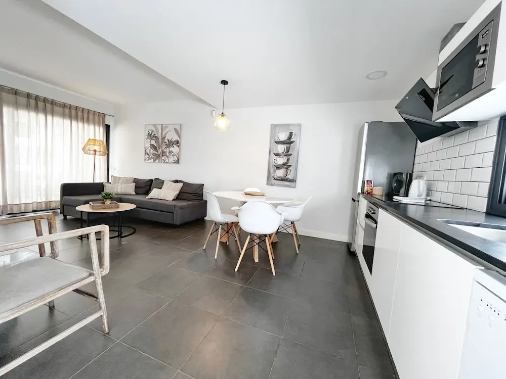 Apartment - Sleeps 4 - Parking - Beach Close
