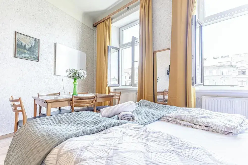 Stylish 2BR Apt Garden Modern Comforts