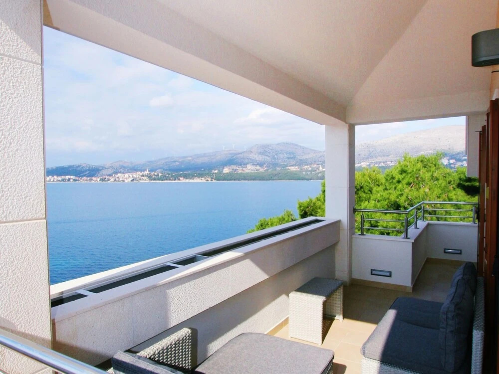 Majestic Villa in Okrug Donji With Swimming Pool