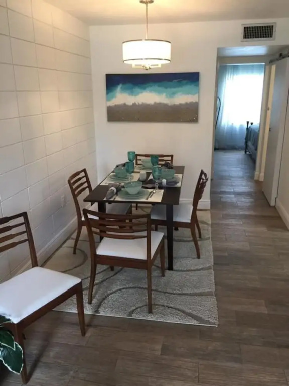 Dock Holiday- Steps From The Beach 1 Bedroom Apts