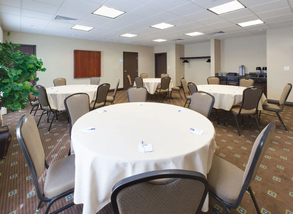 Holiday Inn Express & Suites - Omaha I - 80 by IHG