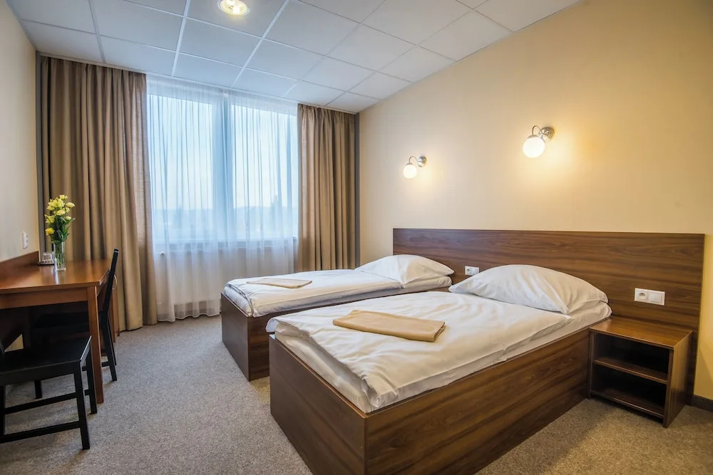 City Hotel B&B, reception 24 7, 800m od-from R1, free parking