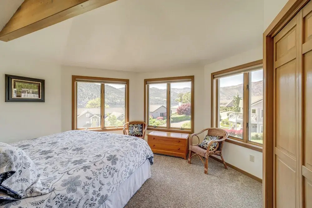 Modern Retreat w/ Hot Tub - Steps to Lake Chelan!