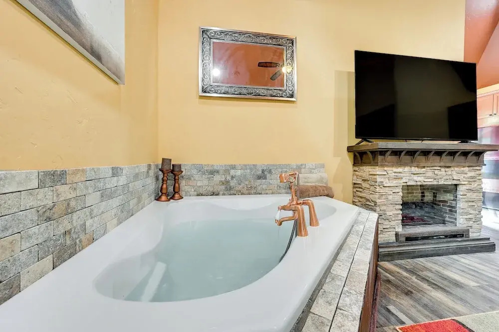 Blissful Broken Bow Studio: Fire Pit & Jacuzzi Tub