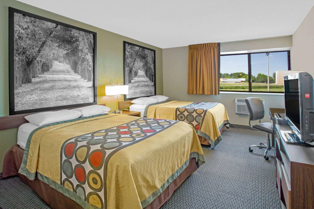 Super 8 by Wyndham Windsor/Madison North