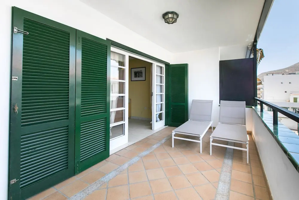 The Midpoint Apartment, Coastal Life Between the Two Beaches