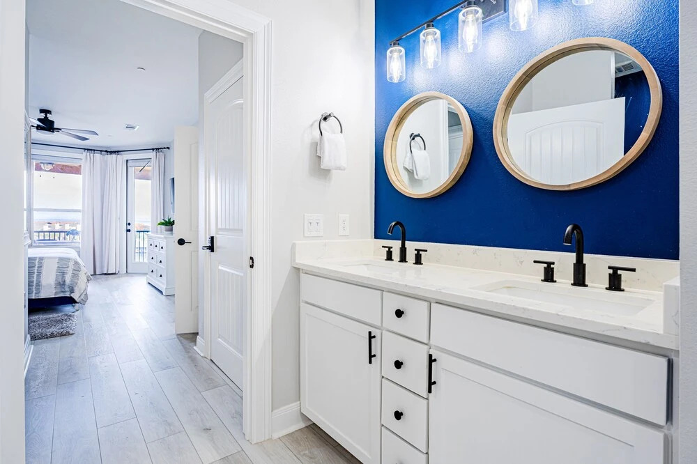 Luxury Waterfront Condo W/pool & Views!
