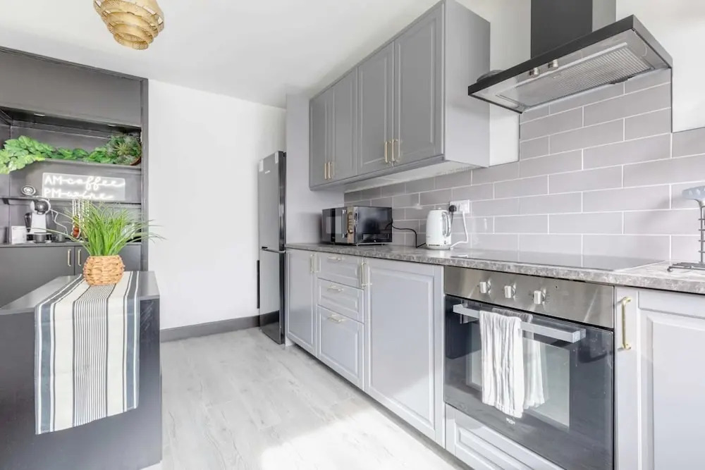 Newly Renovated 3BD Home, Islington!