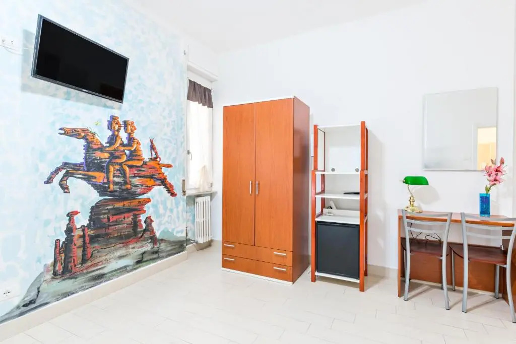 Lia Rooms 4
