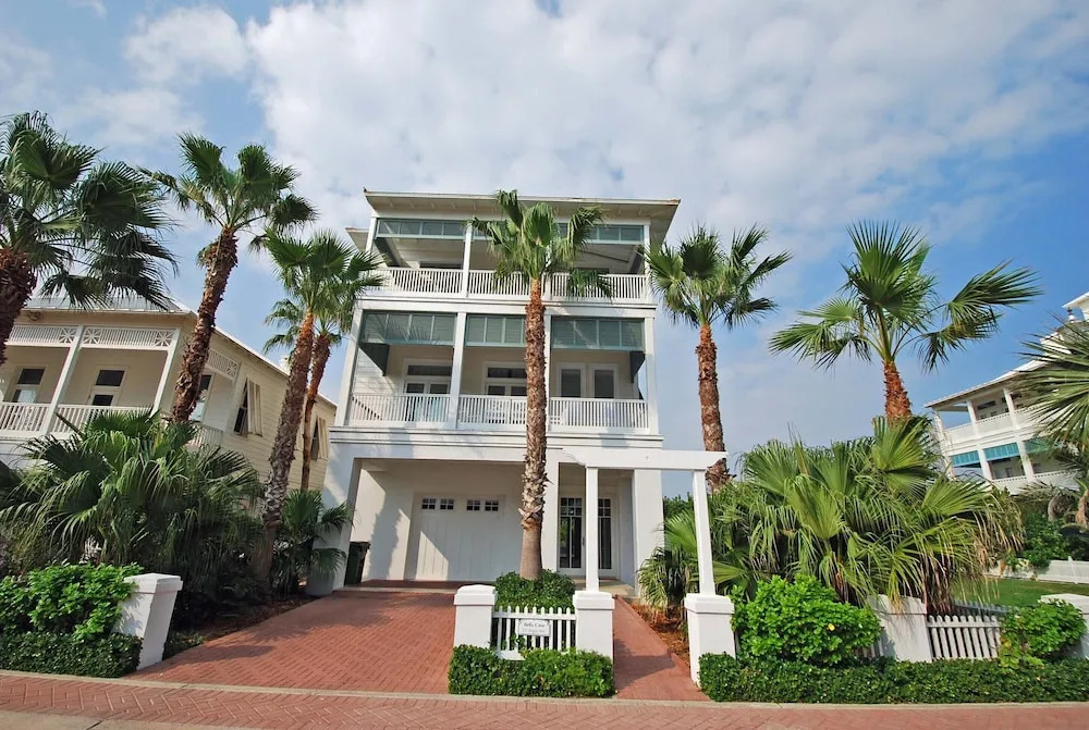 Bella Casa - Private House With Hot Tub 4 Bedroom Home by RedAwning