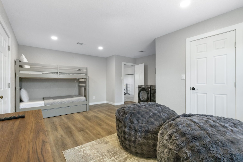 Rivers Oaks-the Ranch House Pool & Hot-tub!