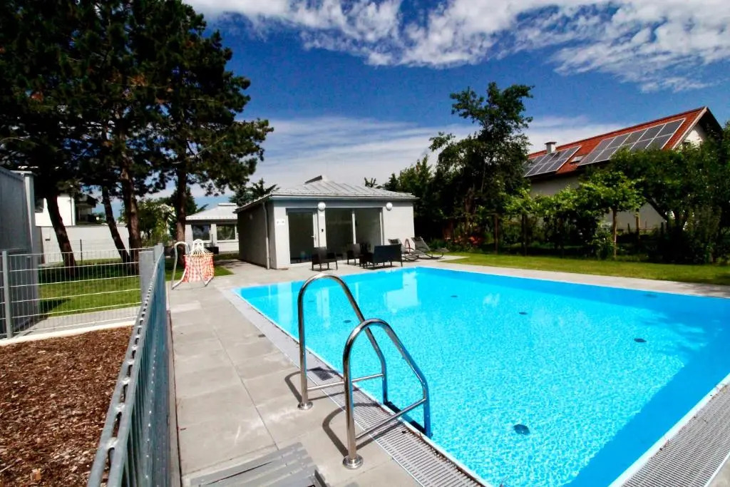 Maureen Lovely 2 Bedroom Unit with Community Pool