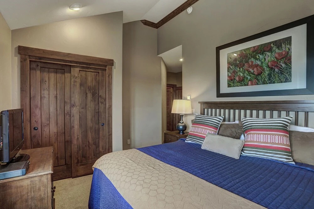 Ski-In, Ski-Out Luxury 4 Bdrm/4 Bath on Peak 7 Condo