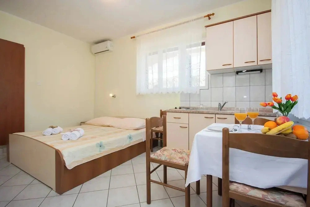 Inviting Studio Apartment in Primosten