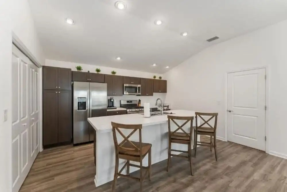 561l Stunning Home, Pool Access, Garage Parking