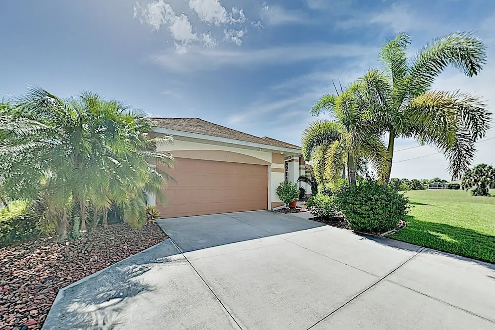 Waterfront W/ Screened Lanai, Pool & Kayaks 4 Bedroom Home