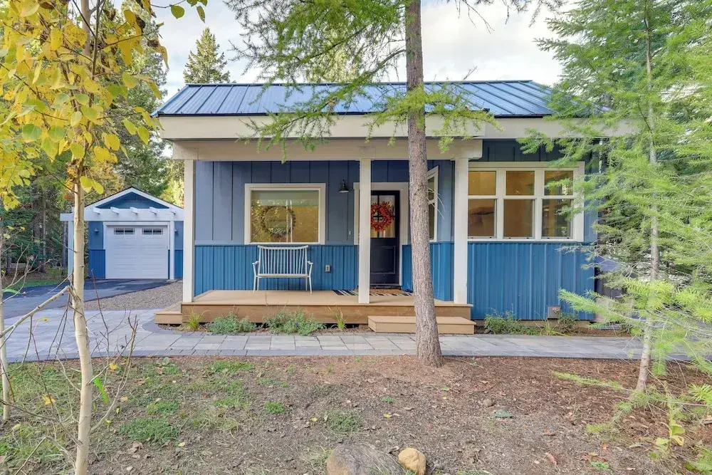 2 Mi to Payette Lake: Charming Cottage w/ Hot Tub!