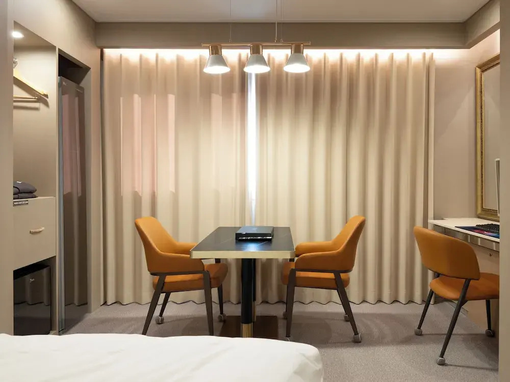 Urban Brown Hotel