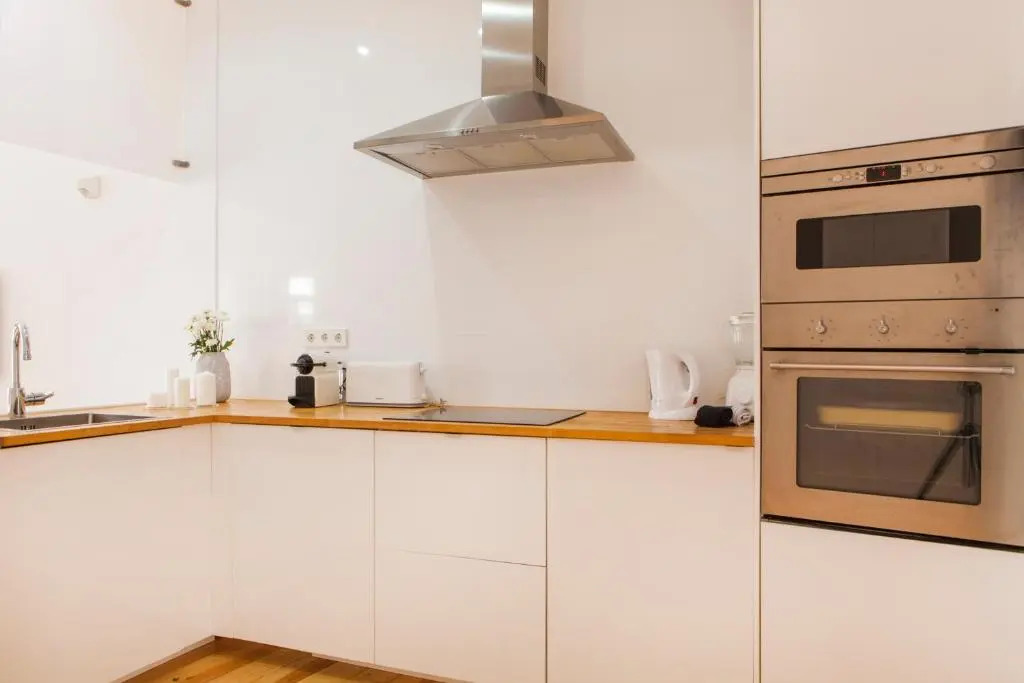 Cozy 1st Floor Flat Central Chiado District With Balconies and AC 19th Century building