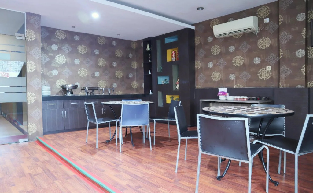 OYO 542 Majestiq Hotel