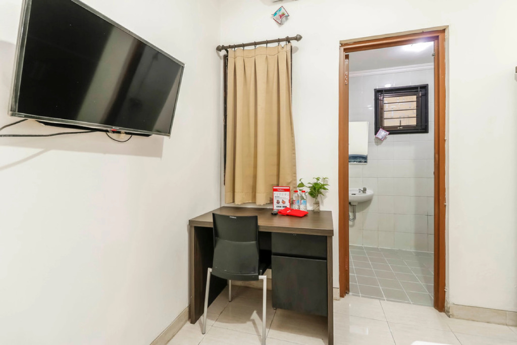 RedDoorz Plus near Trisakti University