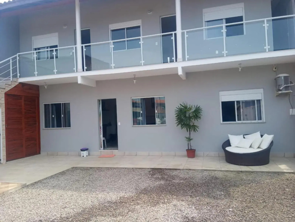 Casa de 4 suites com piscina, próxima a praias e do centro de Ubatuba