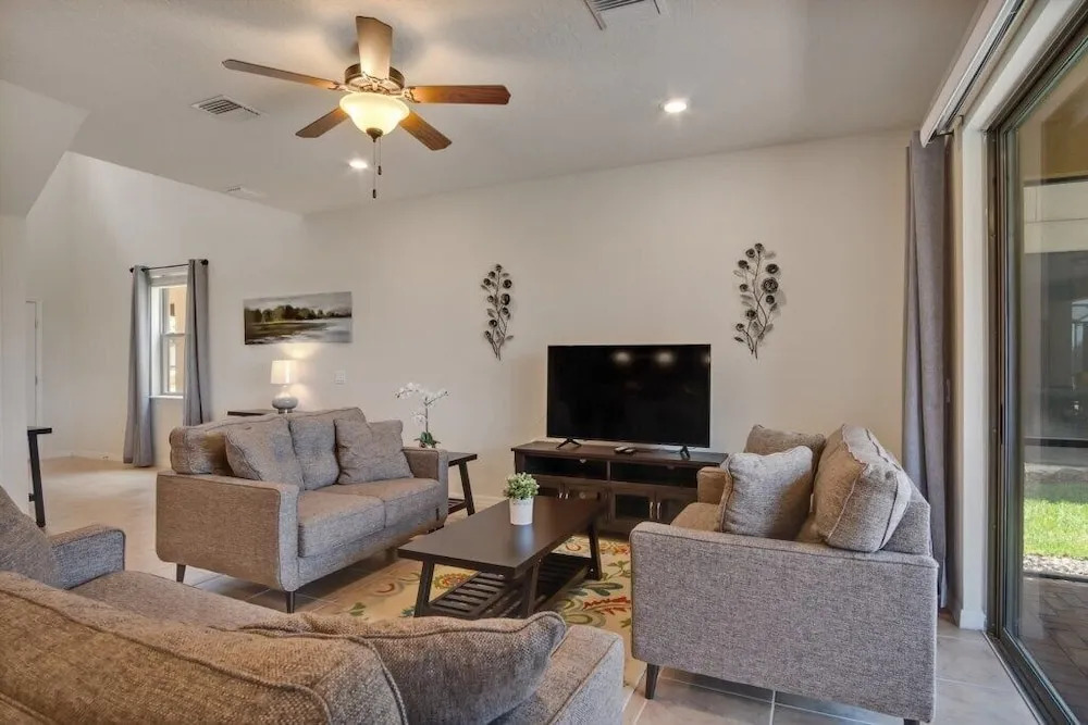 Spacious 5Bd Pool Hm w/ Spa, Wifi-Solterra 5441