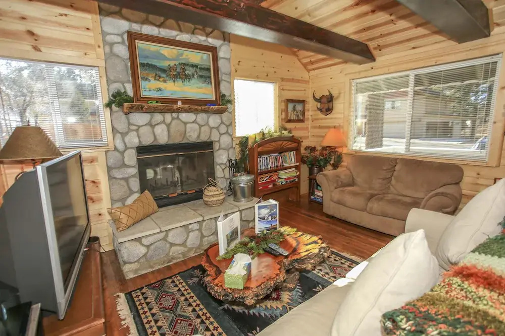 Knotty Knight- Walking distance to the lake as well as the Village