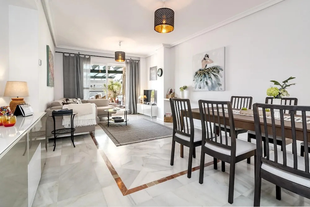 LCR4 - Large 3 bed apt close to beach, port