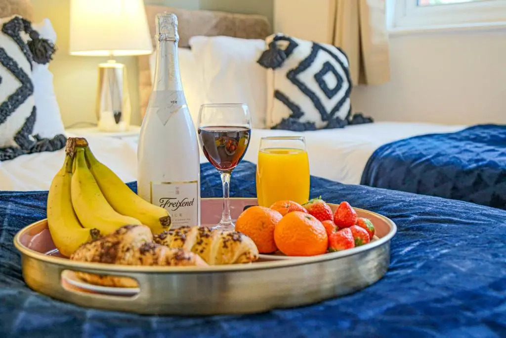 Pannier House - Central MK - Free Parking, Garden, Smart TVs with Netflix by Yoko Property