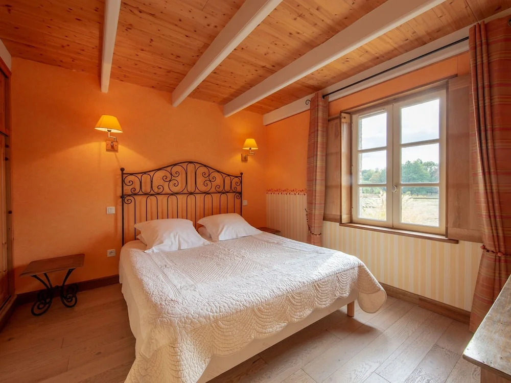Fine Holiday Home in the Surroundings of Vitry-aux-loges Near Large Swimming Lake