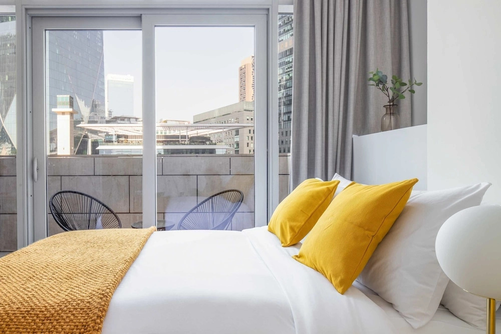 Silkhaus Modern Studio in Difc Iconic Tower Pool