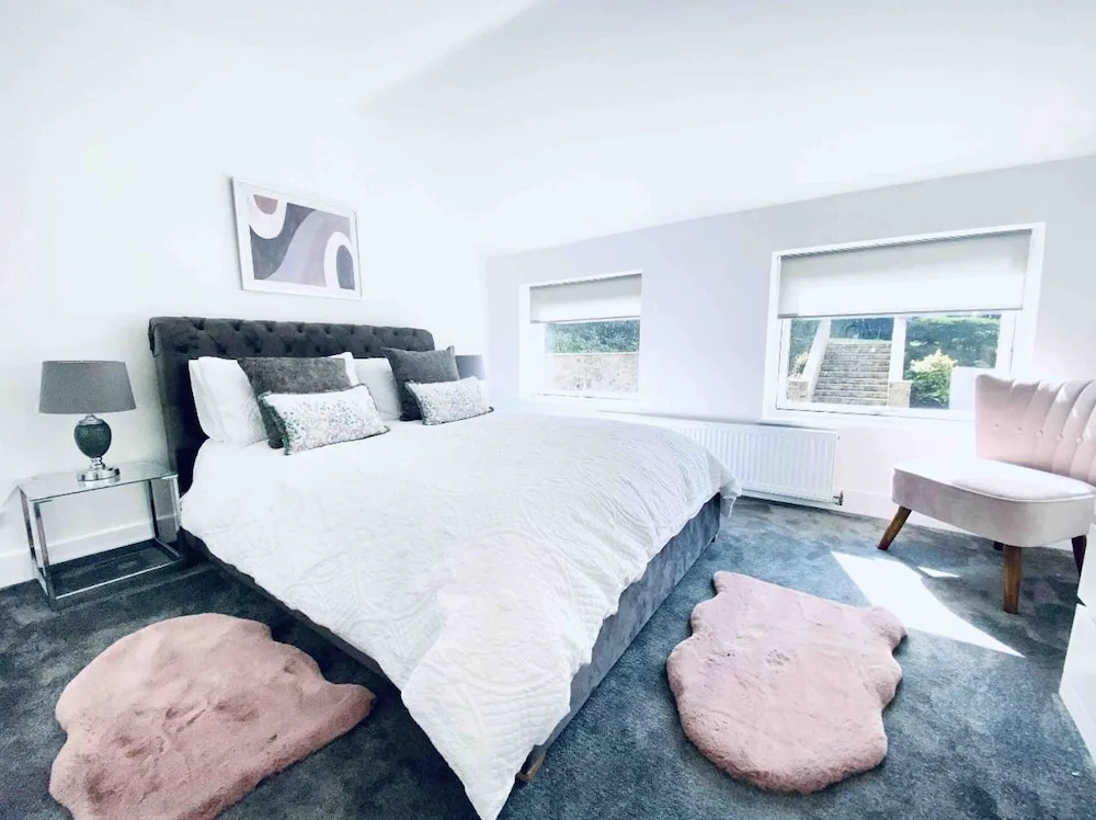 Exclusive 4-bed House 10 Minutes From Newcastle