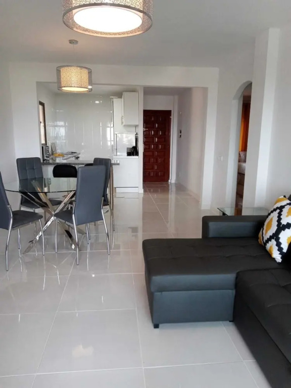 Impeccable 2-bed Apartment Ecuador, Los Claveles