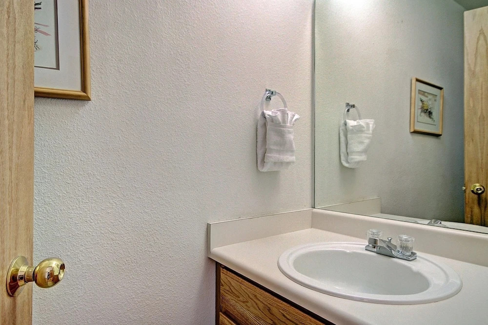 Front-row Access To Historic Breck 2br 1.5ba Sleeps 8 2 Bedroom Condo by RedAwning