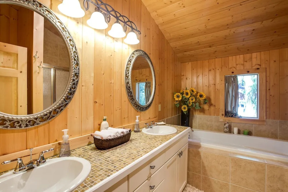 Snowline Cabin #33 - A Stunning Family Log Home With a Hot Tub and Wifi!