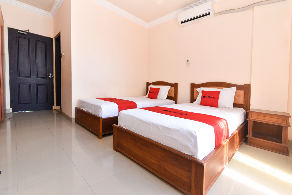 RedDoorz Premium near El Tari International Airport