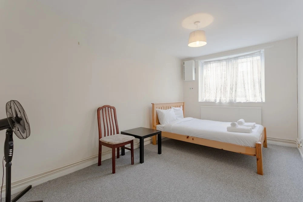 Spacious 2 Bedroom House in Bow