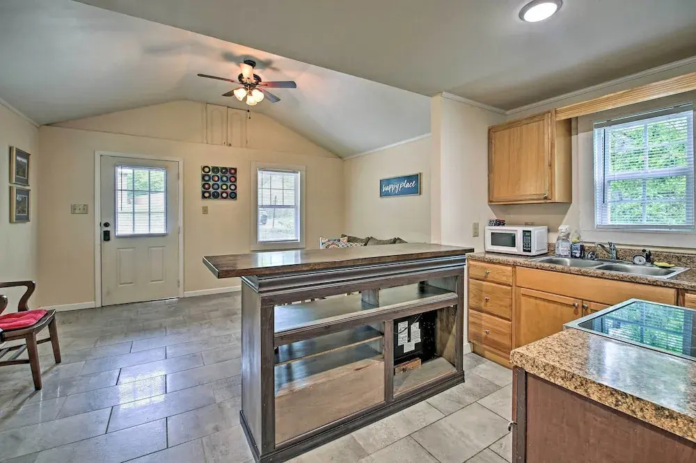 Near Nat'l Park: Hollywood Park Hot Springs Home