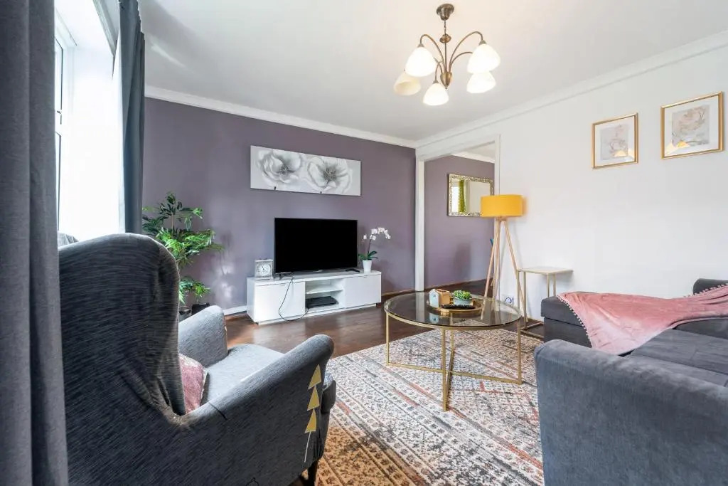 Dwellers Delight Living Ltd Serviced Accommodation, Chigwell, London 3 bedroom House, Upto 7 Guests, Free Wifi & Parking