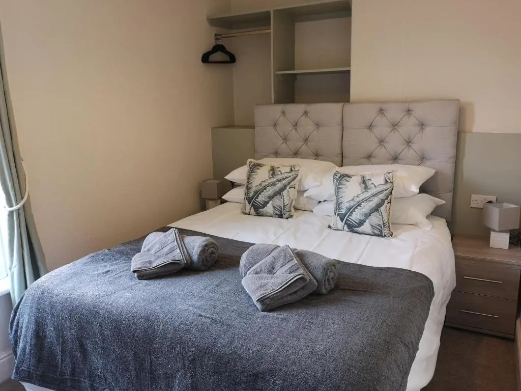 Douglas House, near Hospital, attractive and comfy 2 bedroom House with enclosed yard to rear