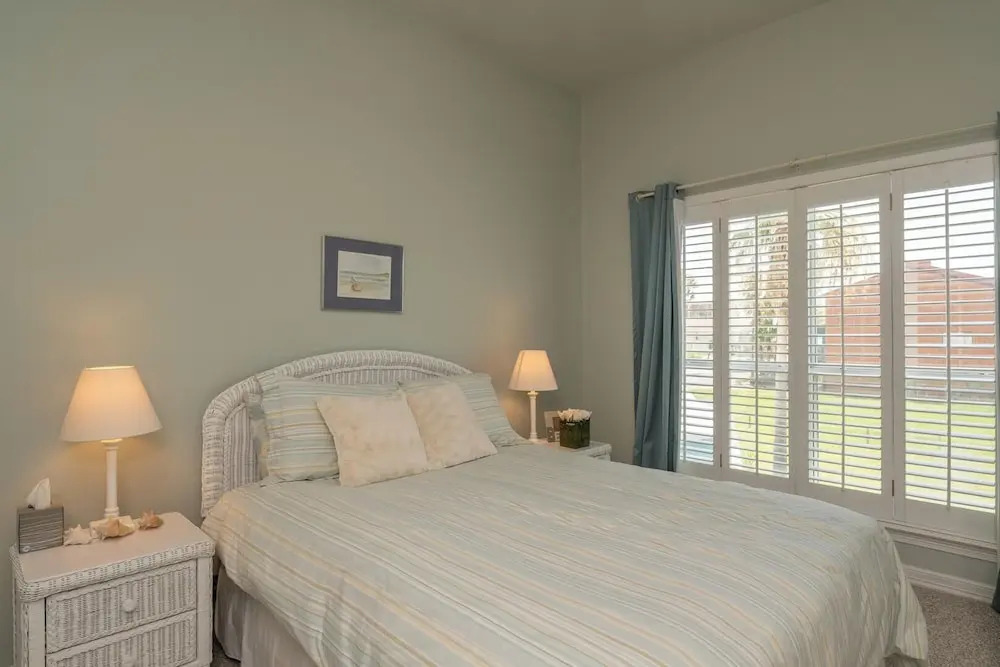 Large Condo Close to Beach With Semi-private Pool!