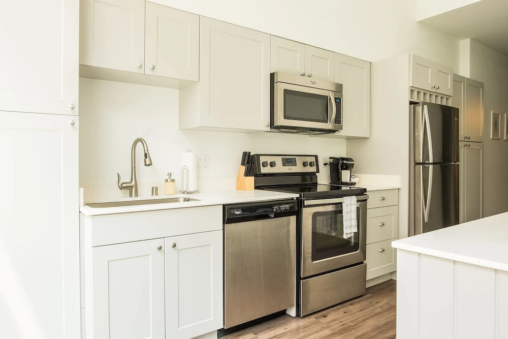 Centrally Located 1 BR and 2 BR Apts with Balcony by Frontdesk