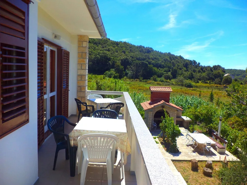 Spacious and Sunny Apartment on Island Rab