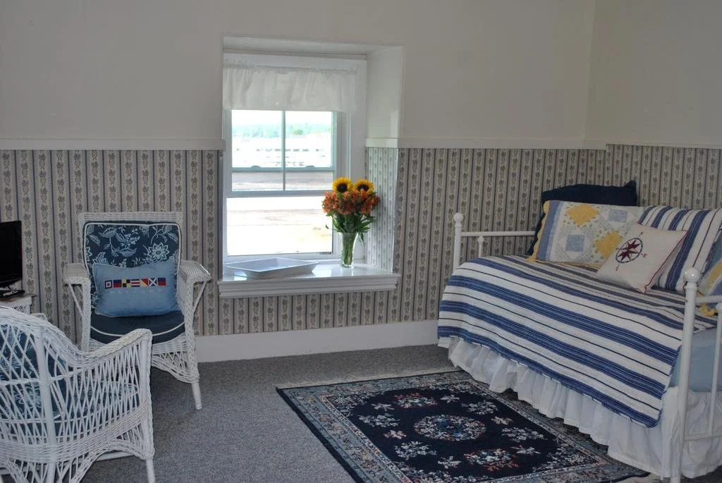 Iconic downtown retreat with firepit & fireplace- walk to Harbor Footbridge