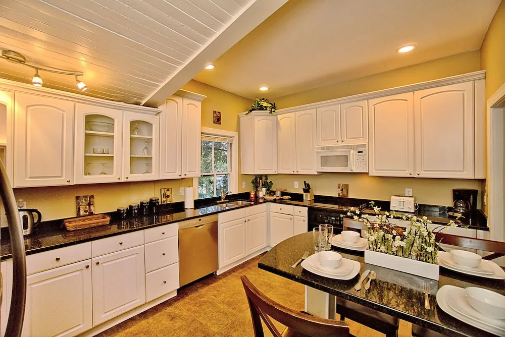 3 bedroom Victorian Stunner on Forsyth Park
