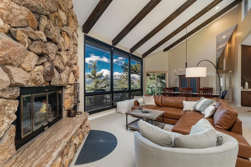 The Cedars Luxury  At Windcliff 5 Bedroom Home by RedAwning
