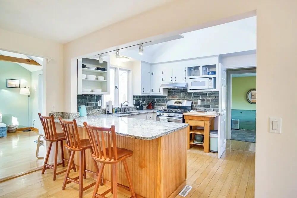 Ping-pong & Backyard: Spacious Chatham Retreat